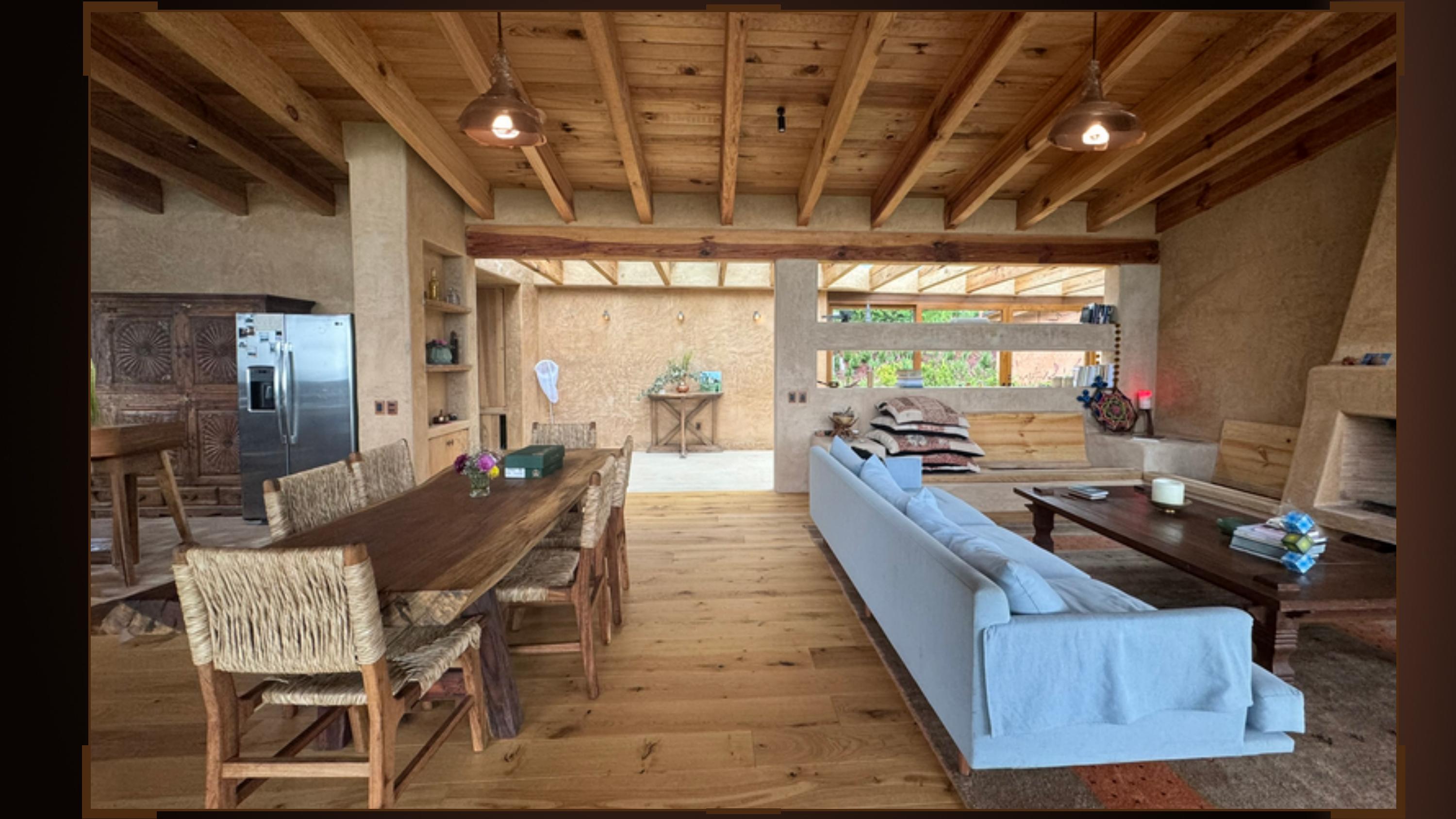 Interior bioconstruido — Casa Arcos con pino local